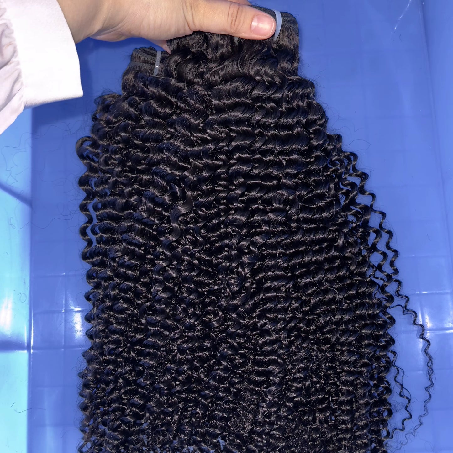 Kinky Curly Hair – Bold, Voluminous & Natural-Looking Curls